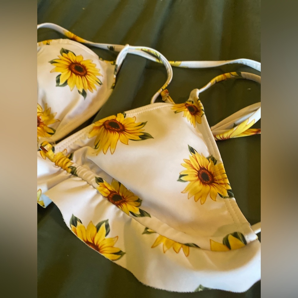 White sunflower string bikini - Picture 3 of 5